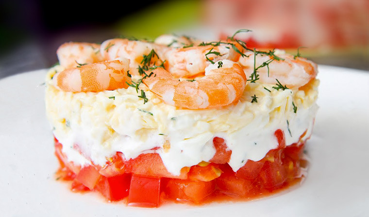 Диетический салат с креветками, помидорами и сыром