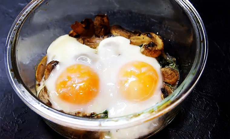 Яйца со шпинатом и грибами в духовке
