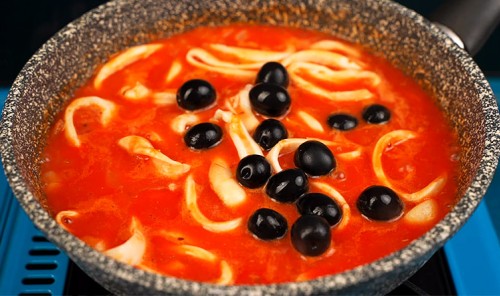 Кальмары в томатном соусе на сковороде