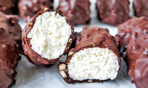 Творожно-кокосовые сырки в шоколадной глазури