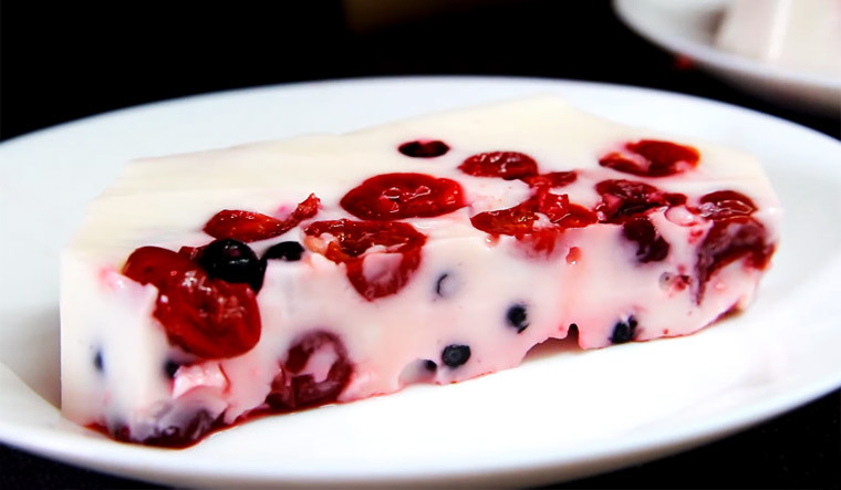 ПП десерт из ряженки с ягодами и желатином