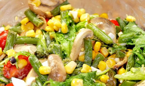 Салат со стручковой фасолью, грибами и кукурузой