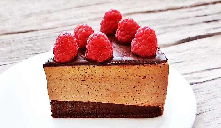 Шоколадный торт-суфле с малиновым конфи