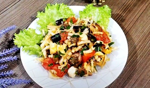 Салат с баклажанами и пекинской капустой