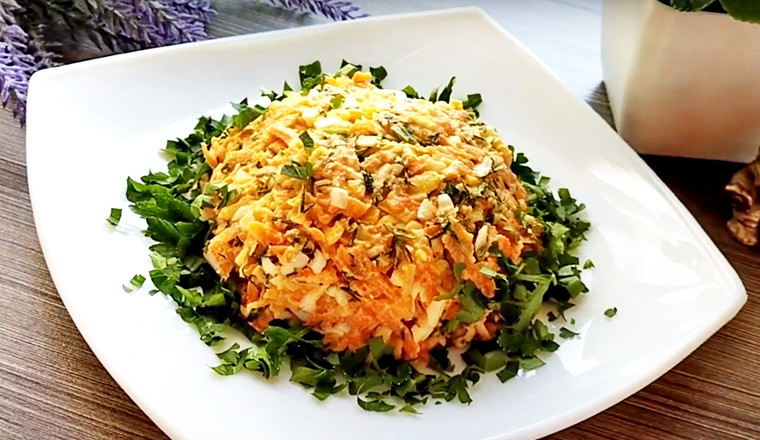 Салат с морковью, сыром и яйцами