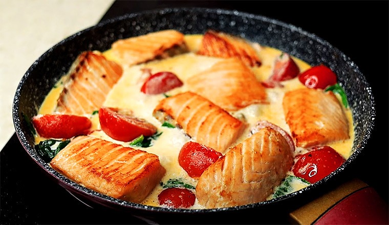 Филе лосося с помидорами в сливочном соусе на сковороде