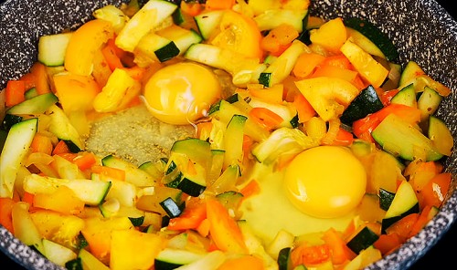 Яичница с овощами на сковороде
