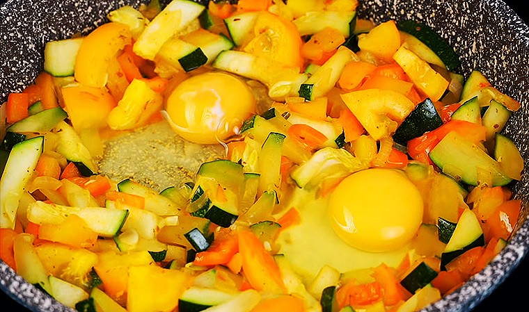 Яичница с овощами на сковороде