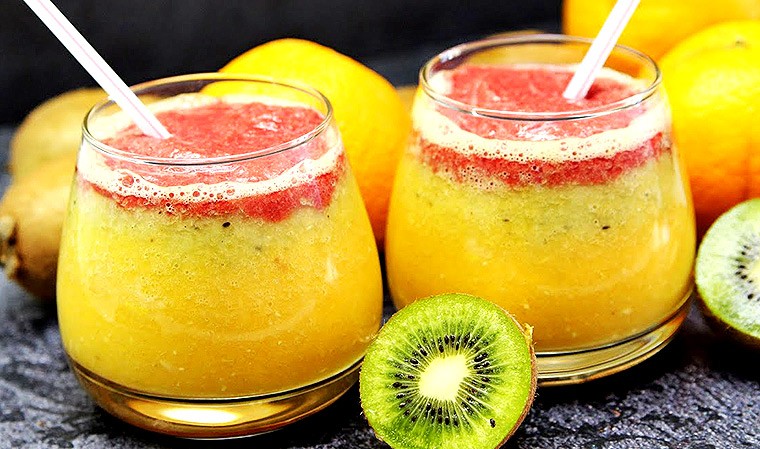 Диетический смузи с бананом, апельсином, вишней и киви