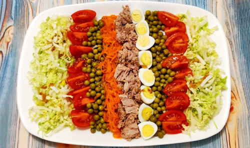 Салат с тунцом, перепелиными яйцами, горошком и овощами