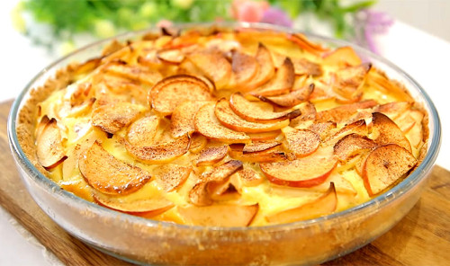 Песочный пирог с яблоками в сливочной заливке
