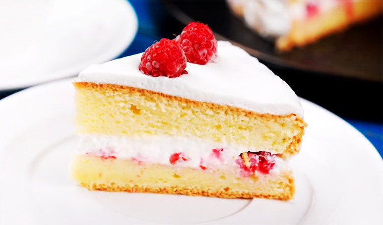 Бисквитный торт со сметанным кремом и ягодами