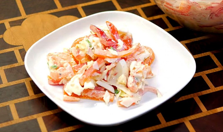 Салат с крабовыми палочками, яйцами и овощами