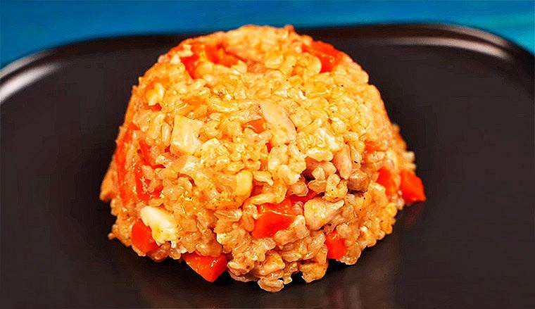 Рис с курицей и овощами на сковороде