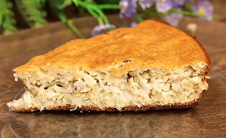 Диетический заливной пирог с рыбными консервами и рисом