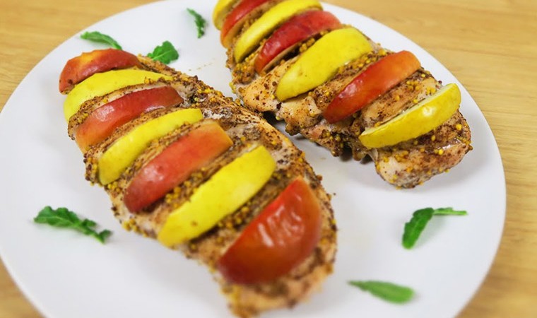 Куриная грудка с яблоками в духовке