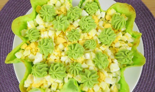 Праздничный салат с яйцами и крабовыми палочками
