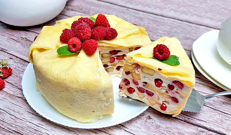 Блинный торт с творогом, бананом и ягодами