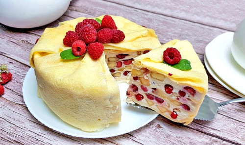 Блинный торт с творогом, бананом и ягодами