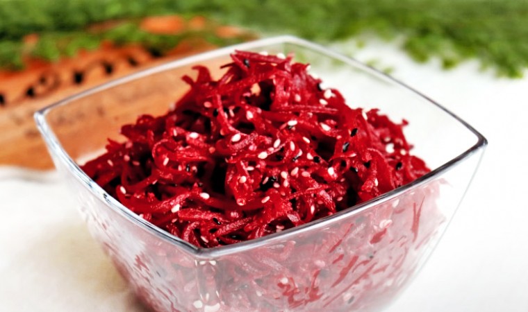 Свёкла по-корейски с соевым соусом и кунжутом