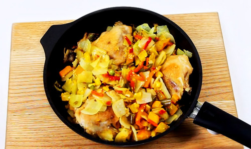 Куриные бедра с овощами на сковороде