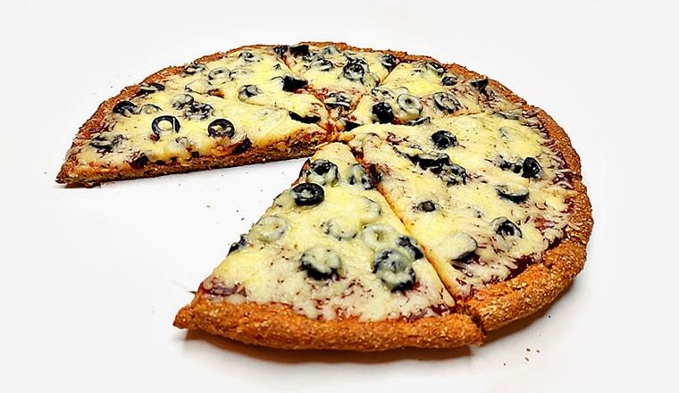 Пицца с маслинами на творожной основе
