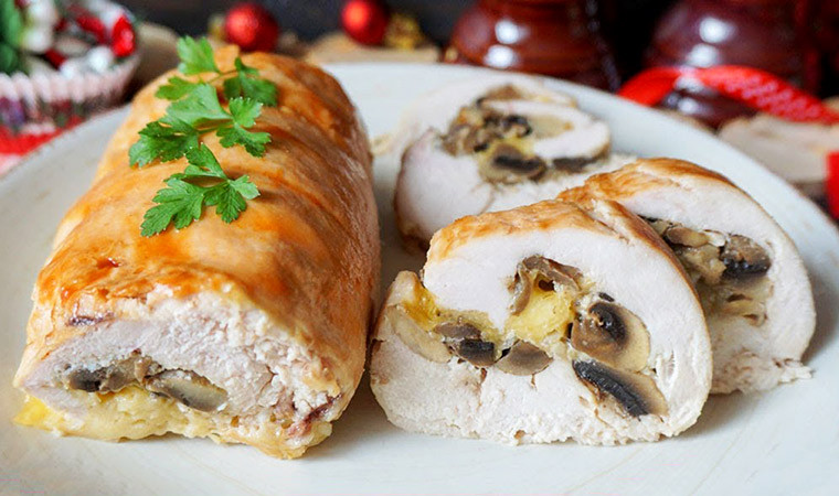 Куриный рулет с грибами и сыром