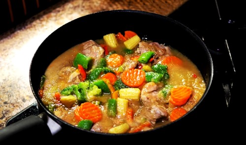 Курица с овощами в грушевом соусе на сковороде